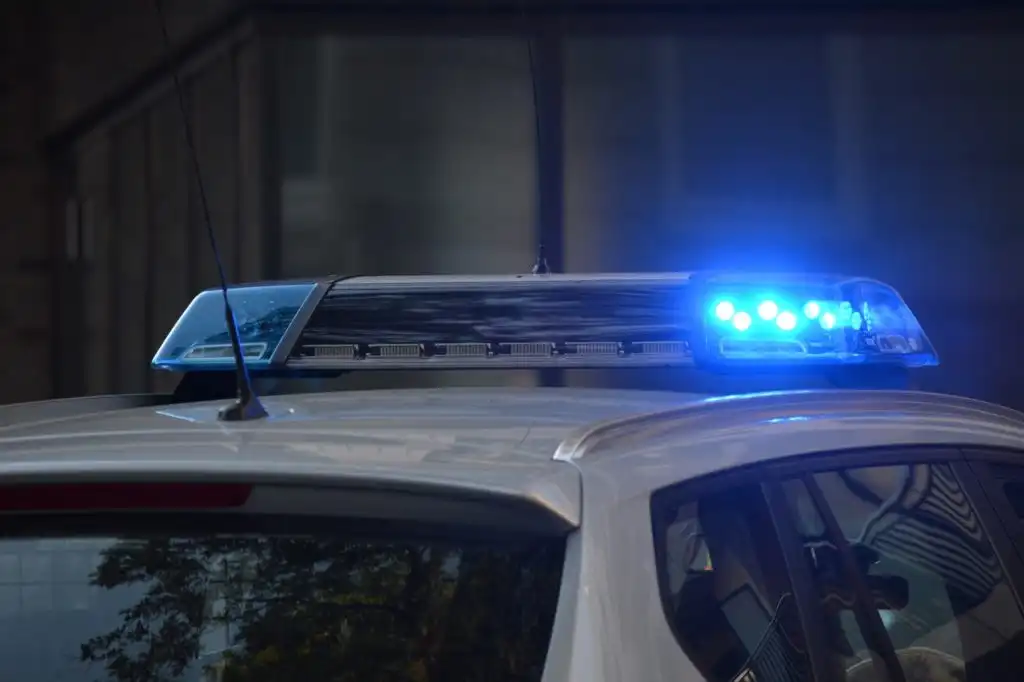 a police car lights to illustrate legal troubles associated with drug abuse and addiction