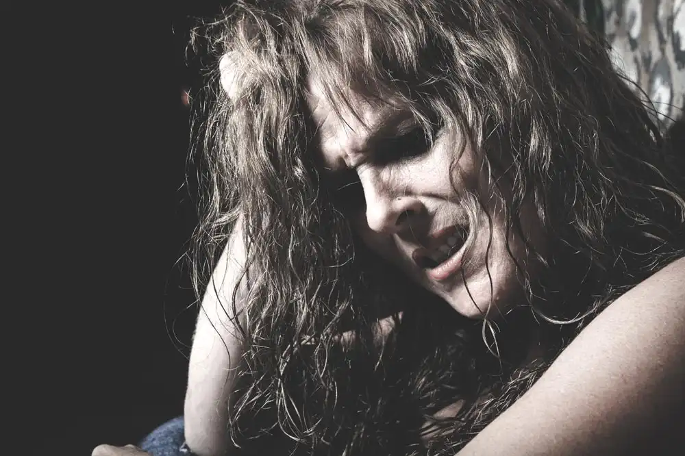 a woman in pain due to withdrawal symptoms Gabapentin