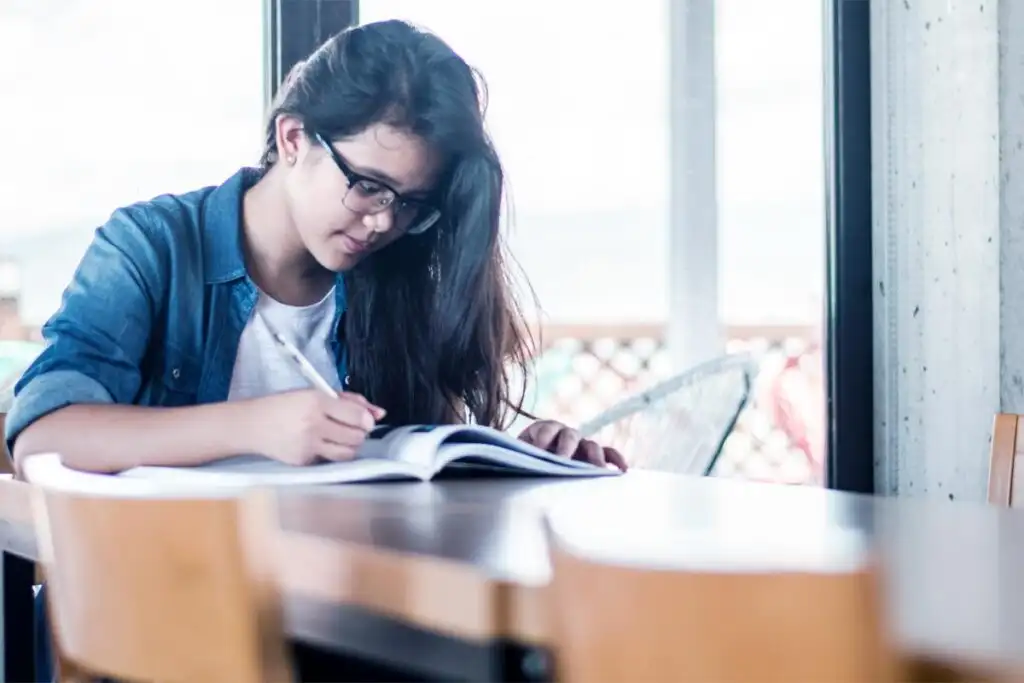 a young college lady creating a schedule for rehab visit
