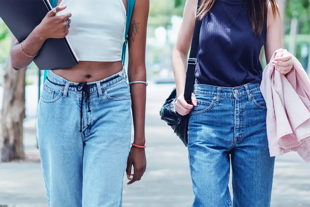 college students walking in the campus