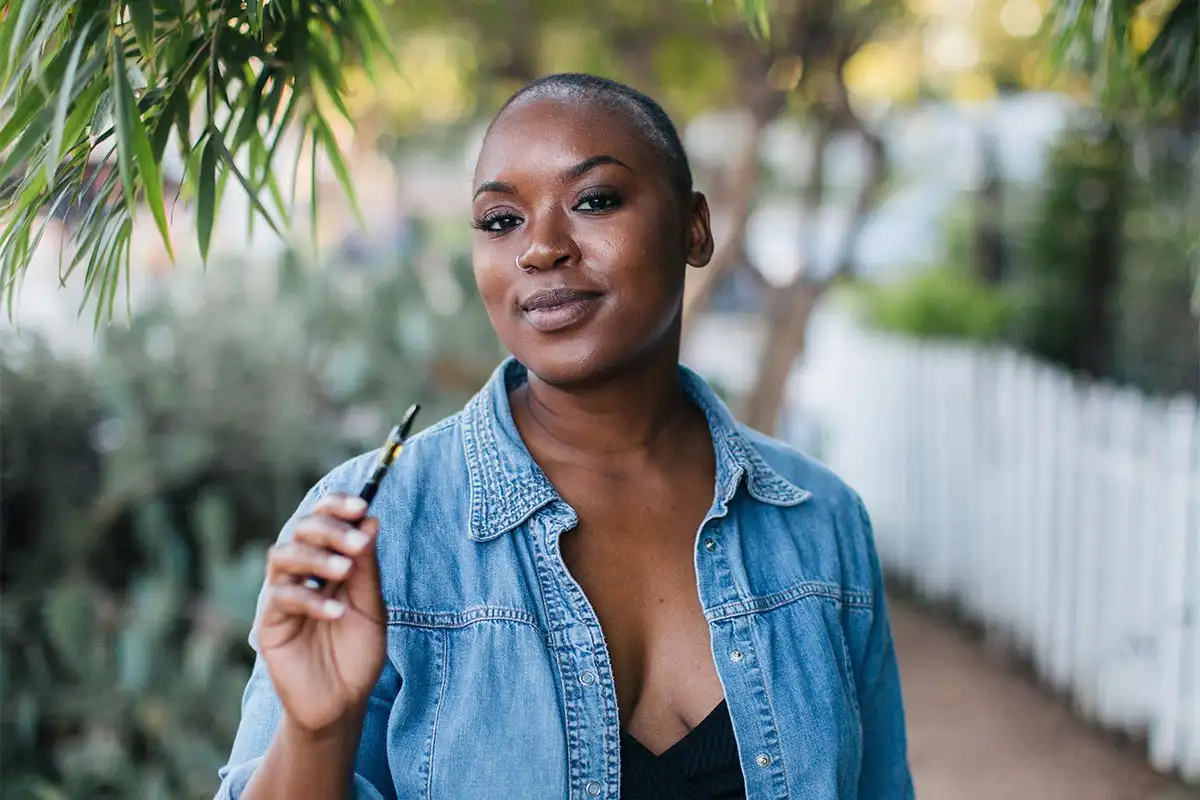 woman using dap pen vape addiction