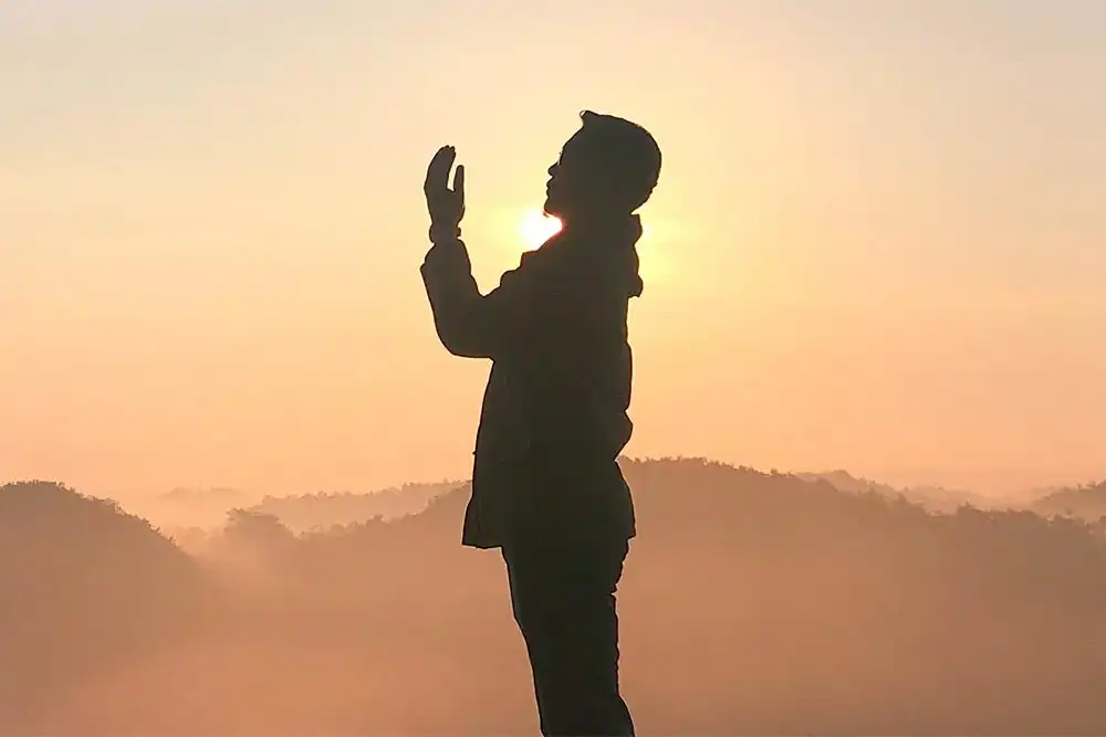 man experiencing wonder
