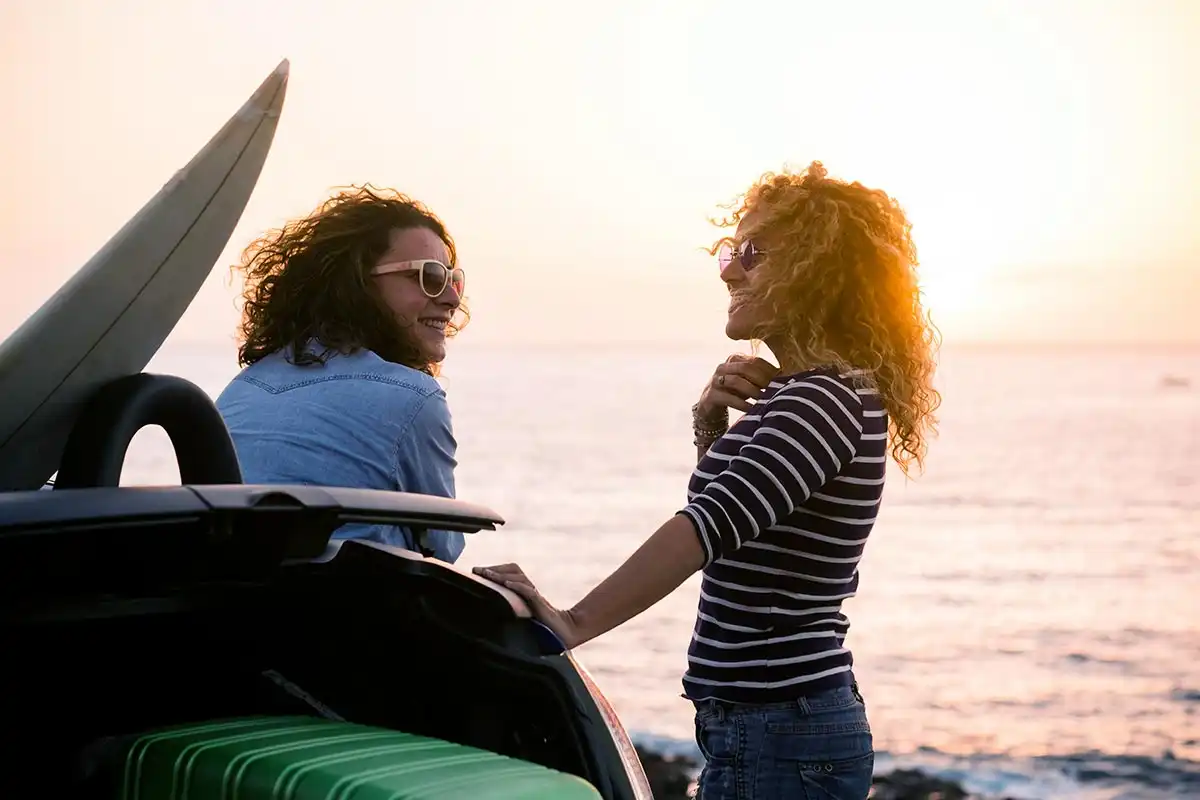 two friends chatting near the ocean