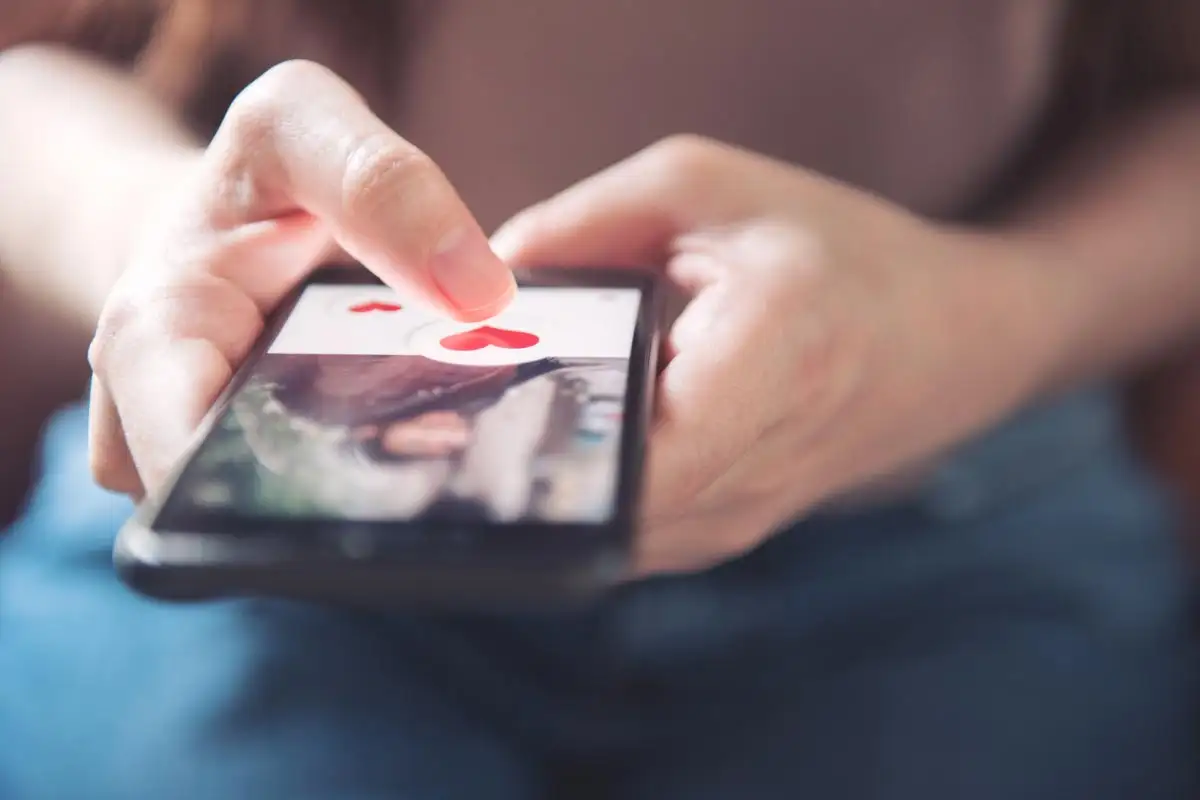 woman using a dating app while in recovery