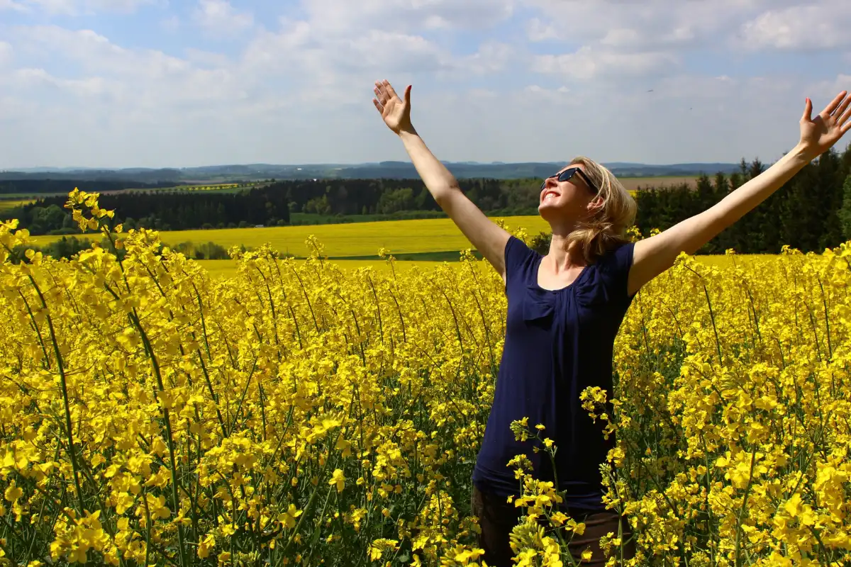 woman practicing gratitude in Early Recovery (1)